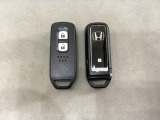 スマートキーを装備しています。鍵を差し込むことなくドアロックの開け閉めと、スタートボタン操作でのエンジンスタートができます。スペアキーも同じものを用意しております。