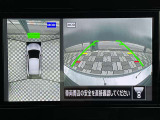 アラウンドビューモニター。前後左右の4つのカメラで車を上から見たような映像をナビ画面に映すので人や物を確認できとても安全です。
