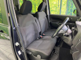 運転席まわりには十分なスペースがあり、大柄な方でもゆったり運転していただける環境です。