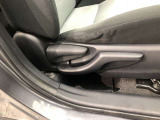 運転席シート座面は上下アジャスター付きです。お好みの位置に調整可能です。