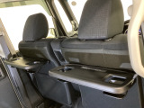 運転席・助手席の背もたれには、2列目シート用にカップホルダー付きの「格納式のシートバックテーブル」を装備しています。休憩時のちょっとした時間などカップを置いたり、小物置きに使えて便利です。