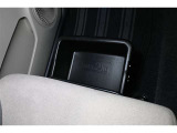 助手席シートアンダートレイ装備!色々収納でき室内もスッキリ!