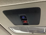 車内天井の赤い「SOS」ボタンは、事故・急病・危険を感じた際にワンプッシュでHonda緊急サポートセンターへつながる緊急通報機能です。