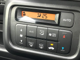 【オートエアコン】一度お好みの温度に設定すれば、車内の温度を検知し風量や温度を自動で調整。暑い&hellip;寒い&hellip;と何度もスイッチ操作をする必要はありません。快適な車内空間には必須の機能ですね♪