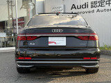 Audiのリヤディフューザーは、車両の後方での空気の流れを整え、乱流を減少させることで、走行安定性を向上させます。またスポーティで洗練された外観を提供し、全体のスタイルに一体感を持たせます。