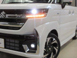 LEDヘッドライトです。デザイン性がよくとても明るいので、夜間の走行や悪天候でも安心です。しかも長寿命!