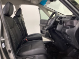 女性でも運転がしやすいように、シートの高さ調整機能(シートリフター)がついています。運転席と助手席の間が空いている為、助手席側への移動がスムーズです。交通量の多い道でも助手席側から乗り降りができます。