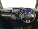車内は光触媒抗菌消臭施工済です。インパネ周りはスタイリッシュなデザインです。グローブボックスやカップホルダーのほかにトレーなどたくさんの収納スペースが付いています。