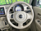 インテリアに合わせたデザインのステアリングは、運転される方のことも考え、運転しやすい形状、大きさです。是非一度、実際に触ってお確かめください。