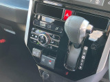 【オートエアコン】・【USBソケット】・【電動パーキングブレーキ】など快適装備でドライブをアシスト。