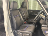 乗降がしやすい運転席。高さが調節できて小柄な方でも運転しやすいポジションをとることができます。