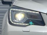 【LEDヘッドライト】悪天候や夜間走行時も良好な視界を確保し安心して運転できる高輝度LEDヘッドライトを装備!点灯速度が早く、消費電力も抑えられています。