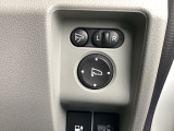 電動格納ミラーを装備しており、車内からワンタッチでミラーの開閉が可能です。