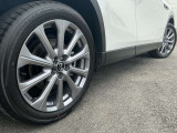 車のデザインにマッチした、純正アルミホイール!