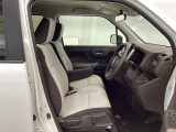 フロントベンチシートです。運転席側のドアが開けにくい狭い場所でも、助手席側へ移動してスムーズに降りられます。