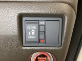 左側電動スライドドアは運転席からでも操作ができるように、ハンドル付近に開閉の操作スイッチが付いています。