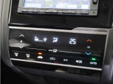 【オートエアコン】温度を設定すれば自動で快適な車内温度を保ちます。エアコン内部の高性能脱臭フィルターで車内のアレルゲンや花粉を除去。