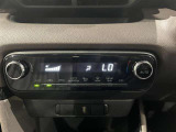 【オートエアコン】一度お好みの温度に設定すれば、車内の温度を検知し風量や温度を自動で調整してくれます。