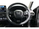 運転中もハンドルでの操作が可能です。特に高速道路等の目が離せない運転時には、便利さだけでなく、安全性も兼ね備えております。