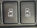 【両側パワースライドドア】スマートキーや運転席のスイッチで後席両側スライドドアの開閉が可能♪電動だから力を入れてドアを開ける必要が無く、小さなお子様でも簡単に開け閉めでき快適です♪