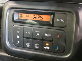 【オートエアコン】一度お好みの温度に設定すれば、車内の温度を検知し風量や温度を自動で調整。暑い&hellip;寒い&hellip;と何度もスイッチ操作をする必要はありません。快適な車内空間には必須の機能ですね♪
