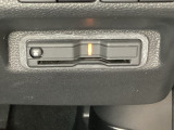 ハンドルの右下にETCがついています。高速道路の料金所の通過も楽々です!。 カードの取り出しもしやすい場所についています。