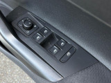 運転席ドアに集約されたパワーウィンドウスイッチで全窓をスマートに操作できます。