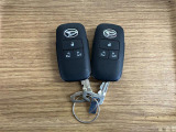 【スマートキー】 スマートキーを携帯していれば、ドアハンドルのボタンを押してロックの解除ができ、パワースライドドアもワンタッチで開閉できます。
