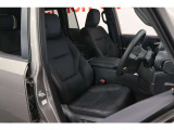 【運転席】ブラック基調のインテリアにレザーシート(合皮※メーカー基準)。パワーシートでお好みの位置に座席を設定可能です。シートヒーター・ベンチレーション・フロアマット付です。
