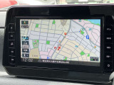日産純正オリジナルナビゲーション搭載。インパネにマッチする専用デザインに、美しく見やすい大画面ディスプレイを採用。