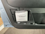 助手席側ドアには車検証などが収納できるスペースがあります。