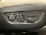 運転席にはパワーシートを装備!シート位置を記憶するメモリー機能付きなのでご夫婦で2名分セットすると便利です♪