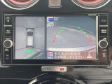 ■アラウンドビューモニター■クルマを真下から見下ろしているかのように周囲の状況を直感的に把握し、安心して駐車が出来ます。