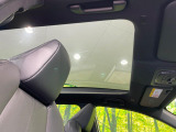 【パノラマルーフ】大型のガラスルーフ搭載で車内の解放感が一気にアップ!開放的なドライブをお楽しみいただけます。