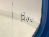 【ブラインドスポットモニター】走行中、ドアミラーの死角になりやすい箇所に後続車が接近するとサイドミラーのレンズに警告を表示!ドライバーに注意喚起をしてくれます。