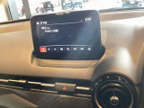 【マツダコネクトナビ】車内の雰囲気にマッチした一体型タイプのナビ。各種車輌設定やBluetooth再生等、様々な機能が楽しめます。直感的なダイヤル操作が可能で、使い勝手も良好です。