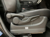 運転席シートリフターを装備しています★細かくドライビングポジションを設定できるので運転し易く、疲れにくいですね♪