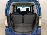 開口部も広く荷物の積み下ろしもしやすいお車となっております。シートの背もたれは5:5の割合で分割して可倒できるので、長いお荷物などを載せることもできます。