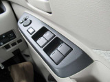 運転席ドアには各ウインドウの集中操作が可能となっています。