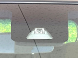 【スマートアシスト】走行中に前方の車両等を認識し、衝突しそうな時は警報とブレーキで衝突回避と被害軽減をアシスト。より安全にドライブをお楽しみいただけます。