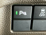 パーキングセンサーシステムは走行中に障害物が迫ると音と表示でお知らせ、低速走行時時の安心感を高めます