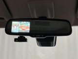 【全周囲モニター】 上から見下ろしたような映像が、運転の不安を軽くします。