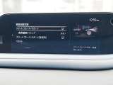 こちらのお車には先進安全装備が多数搭載されています。衝突被害を回避あるいは軽減するためのブレーキや、後方死角からの接近警報、車線逸脱を防止する警報装置など、詳しくはスタッフまでお尋ねください。