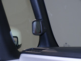 停車時や発進時、対向車とのすれ違いや路肩に寄せるときなど、車両左側前方を確認するときに役立ちます。