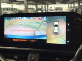 【パノラミックビューモニター】専用のカメラにより、上から見下ろしたような視点で360度クルマの周囲を確認することができます☆死角部分も確認しやすく、狭い場所での切り返しや駐車もスムーズに行えます。