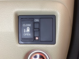 左側電動スライドドアは運転席からでも操作ができるように、ハンドル付近に開閉の操作スイッチが付いています。