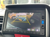 【バックカメラ】運転が苦手な方も車庫入れラクラク。ギアをリバースに入れれば自動的に切り換わりますので、面倒な操作は不要です。狭い駐車場も大切なお車を傷つけず安心です。