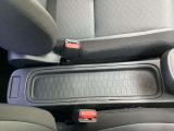 運転席と助手席の間にバックなどが置けるトレイがあります