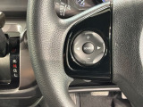 ステアリングにオーディオ操作スイッチが付いています。オーディオ画面に直接タッチしなくても操作が出来ますので、運転に集中できます。