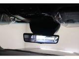 【デジタルインナーミラー】車両後方カメラの映像を映します。ヘッドレストや荷物などで視界を遮らずに後方を確認することができます。切替レバーを操作して通常のミラーモードに変更ができます。